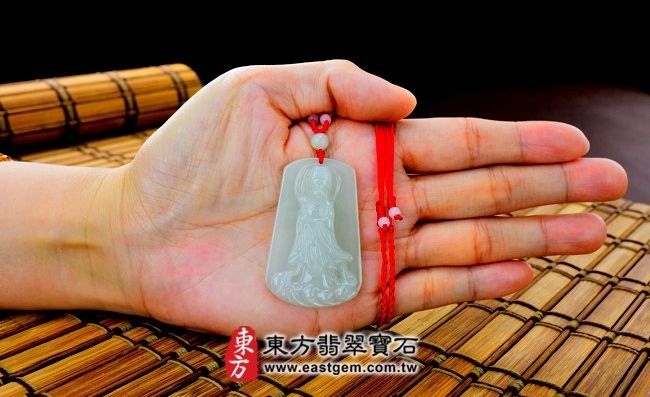天上聖母/媽祖  大小示意照片 （已出售勿下標，可訂做）翡翠天上聖母項鍊玉珮（天上聖母：天上聖母牌A貨翡翠天上聖母玉珮、緬甸玉天上聖母玉墜）。淡綠色細豆種，MD019。客製化訂做各種翡翠天上聖母吊墜玉珮項鍊。★附A貨翡翠雙證書