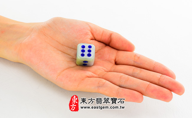 骰子 大小示意照片 翡翠骰子項鍊玉珮（鴻運當頭：骰子牌A貨翡翠骰子玉珮、緬甸玉骰子玉墜）。超細豆種骰子，CZ002。客製化訂做各種翡翠骰子吊墜玉珮項鍊。★附A貨翡翠雙證書