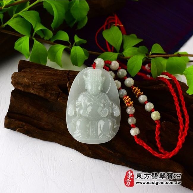 天上聖母/媽祖  情境照片翡翠媽祖項鍊玉珮（天上聖母：媽祖牌A貨翡翠媽祖玉珮、緬甸玉媽祖玉墜）。綠色細糯種媽祖，MD016。客製化訂做各種翡翠媽祖吊墜玉珮項鍊。★附A貨翡翠雙證書