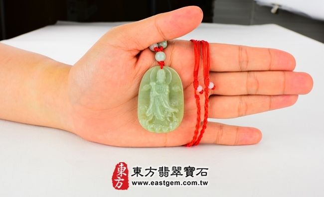天上聖母/媽祖  實際大小示意照片 （已售出勿下標，可訂做）翡翠媽祖項鍊玉珮（天上聖母：媽祖牌A貨翡翠媽祖玉珮、緬甸玉媽祖玉墜）。綠色細豆種媽祖，MD021。客製化訂做各種翡翠媽祖吊墜玉珮項鍊。★附A貨翡翠雙證書 