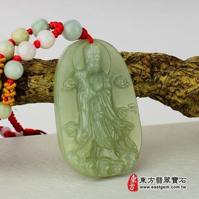 天上聖母/媽祖  左側照片 （已售出勿下標，可訂做）翡翠媽祖項鍊玉珮（天上聖母：媽祖牌A貨翡翠媽祖玉珮、緬甸玉媽祖玉墜）。綠色細豆種媽祖，MD021。客製化訂做各種翡翠媽祖吊墜玉珮項鍊。★附A貨翡翠雙證書 