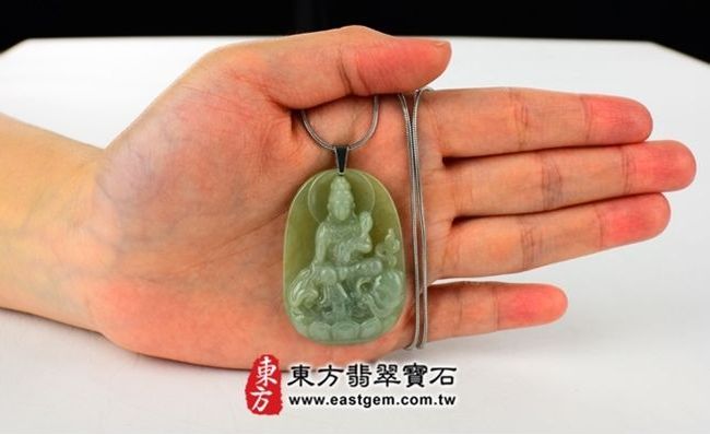 普賢菩薩  大小示意照片 （已出售勿下標，可訂做）翡翠普賢菩薩項鍊玉珮（遍吉菩薩：普賢菩薩牌A貨翡翠普賢菩薩玉珮、緬甸玉普賢薩，BS005。客製化訂做各種翡翠普賢菩薩玉墜）。綠色細豆種普賢菩薩吊墜玉珮項鍊。★附A貨翡翠雙證書