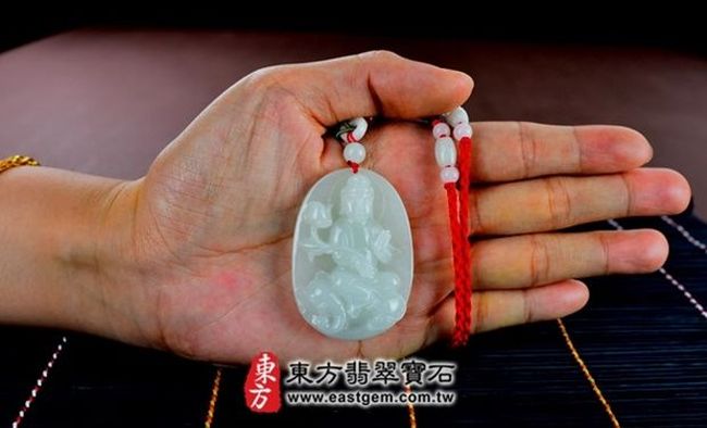普賢菩薩  實際大小示意照片 （已售出勿下標，可訂做）翡翠普賢菩薩項鍊玉珮（遍吉菩薩：普賢菩薩牌A貨翡翠普賢菩薩玉珮、緬甸玉普賢菩薩玉墜）。淡綠細豆種普賢菩薩，BS017。客製化訂做各種翡翠普賢菩薩吊墜玉珮項鍊。★附A貨翡翠雙證書