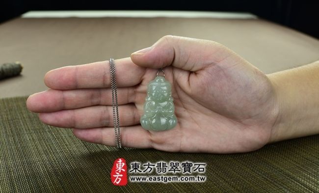 釋迦牟尼佛  大小示意照片 （已出售勿下標，可訂做）翡翠釋迦牟尼佛項鍊玉珮（佛祖：釋迦牟尼佛牌A貨翡翠釋迦牟尼佛玉珮、緬甸玉釋迦牟尼佛玉墜）。淡綠細糯種釋迦牟尼佛，FD052。客製化訂做各種翡翠釋迦牟尼佛吊墜玉珮項鍊，★附A貨翡翠雙證書