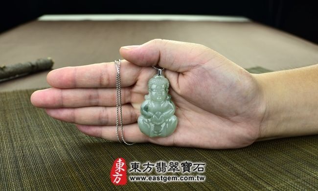 釋迦牟尼佛  實際大小示意照片 翡翠釋迦牟尼佛項鍊玉珮（佛祖：釋迦牟尼佛牌A貨翡翠釋迦牟尼佛玉珮、緬甸玉釋迦牟尼佛玉墜）。淡綠細豆種微飄花釋迦牟尼佛，FD054。客製化訂做各種翡翠釋迦牟尼佛吊墜玉珮項鍊，★附A貨翡翠雙證書