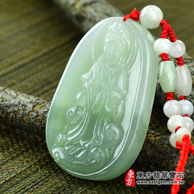白衣觀世音菩薩右側照片（已出售勿下標，可訂做）翡翠觀音項鍊玉珮（觀世音菩薩，白衣觀音：觀音牌A貨翡翠觀音玉珮、緬甸玉觀音玉墜）。深淺綠細豆種觀音，GY108。客製化訂做各種翡翠觀音吊墜玉珮項鍊。★附A貨翡翠雙證書 