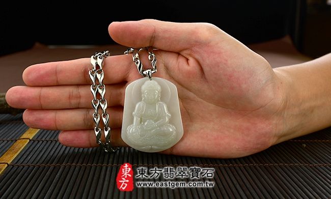 釋迦牟尼佛  實際大小示意照片 （已售出勿下標，可訂做）翡翠釋迦牟尼佛項鍊玉珮（佛祖：釋迦牟尼佛牌A貨翡翠釋迦牟尼佛玉珮、緬甸玉釋迦牟尼佛玉墜）。白翡，油青種釋迦牟尼佛，FD007。客製化訂做各種翡翠釋迦牟尼佛吊墜玉珮項鍊，★附A貨翡翠雙證書