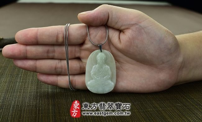 釋迦牟尼佛  大小示意照片 （已出售勿下標，可訂做）翡翠釋迦牟尼佛項鍊玉珮（佛祖：釋迦牟尼佛牌A貨翡翠釋迦牟尼佛玉珮、緬甸玉釋迦牟尼佛玉墜）。淡綠細豆種釋迦牟尼佛，FD024。客製化訂做各種翡翠釋迦牟尼佛吊墜玉珮項鍊，★附A貨翡翠雙證書