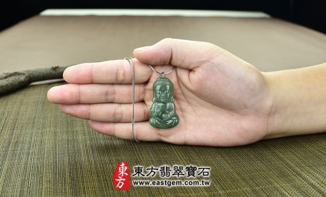 釋迦牟尼佛  大小示意照片 （已出售勿下標，可訂做）翡翠釋迦牟尼佛項鍊玉珮（佛祖：釋迦牟尼佛牌A貨翡翠釋迦牟尼佛玉珮、緬甸玉釋迦牟尼佛玉墜）。綠色油青種釋迦牟尼佛，FD070。客製化訂做各種翡翠釋迦牟尼佛吊墜玉珮項鍊，★附A貨翡翠雙證書