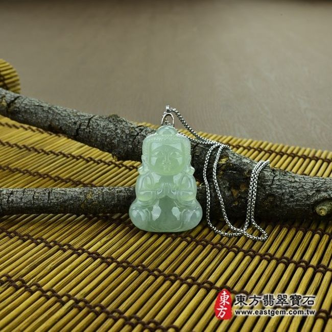 釋迦牟尼佛  情境照片 （已出售勿下標，可訂做）翡翠釋迦牟尼佛項鍊玉珮（佛祖：釋迦牟尼佛牌A貨翡翠釋迦牟尼佛玉珮、緬甸玉釋迦牟尼佛玉墜）。淡綠細糯種釋迦牟尼佛，FD060。客製化訂做各種翡翠釋迦牟尼佛吊墜玉珮項鍊，★附A貨翡翠雙證書