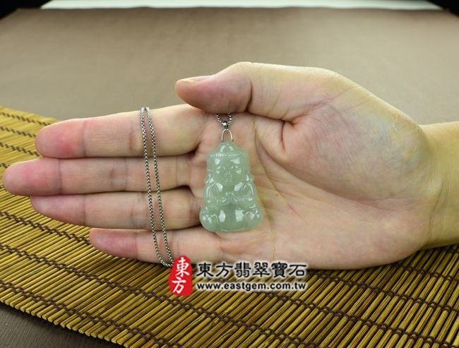 釋迦牟尼佛  大小示意照片 （已出售勿下標，可訂做）翡翠釋迦牟尼佛項鍊玉珮（佛祖：釋迦牟尼佛牌A貨翡翠釋迦牟尼佛玉珮、緬甸玉釋迦牟尼佛玉墜）。淡綠細糯種釋迦牟尼佛，FD060。客製化訂做各種翡翠釋迦牟尼佛吊墜玉珮項鍊，★附A貨翡翠雙證書