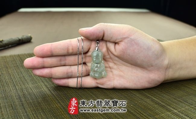 釋迦牟尼佛  大小示意照片 （已出售勿下標，可訂做）翡翠釋迦牟尼佛項鍊玉珮（佛祖：釋迦牟尼佛牌A貨翡翠釋迦牟尼佛玉珮、緬甸玉釋迦牟尼佛玉墜）。綠色糯冰種釋迦牟尼佛，FD061。客製化訂做各種翡翠釋迦牟尼佛吊墜玉珮項鍊，★附A貨翡翠雙證書