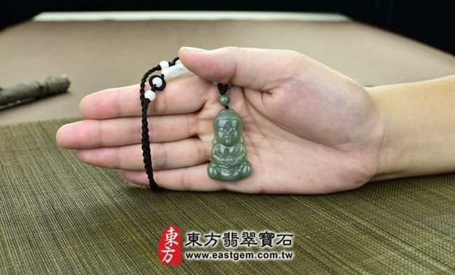 釋迦牟尼佛  實際大小示意照片 翡翠釋迦牟尼佛項鍊玉珮（佛祖：釋迦牟尼佛牌A貨翡翠釋迦牟尼佛玉珮、緬甸玉釋迦牟尼佛玉墜）。綠色細豆種釋迦牟尼佛，FD068。客製化訂做各種翡翠釋迦牟尼佛吊墜玉珮項鍊，★附A貨翡翠雙證書