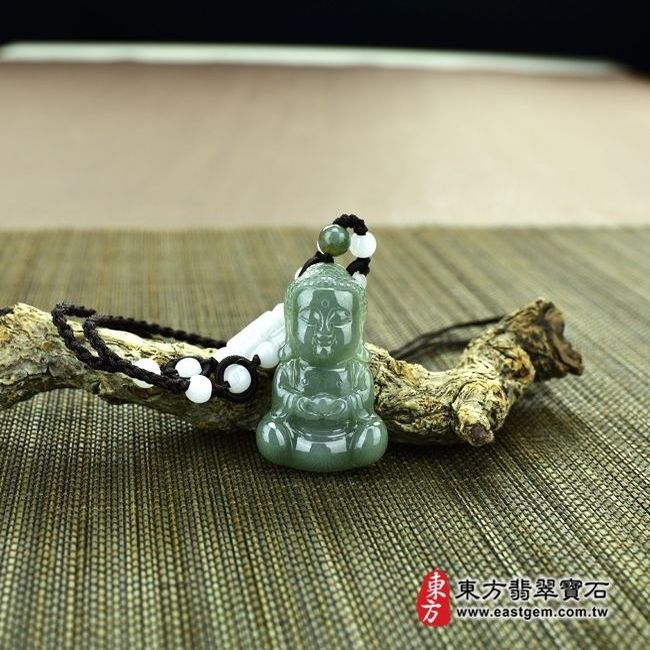 釋迦牟尼佛  情境照片 翡翠釋迦牟尼佛項鍊玉珮（佛祖：釋迦牟尼佛牌A貨翡翠釋迦牟尼佛玉珮、緬甸玉釋迦牟尼佛玉墜）。綠色細豆種釋迦牟尼佛，FD068。客製化訂做各種翡翠釋迦牟尼佛吊墜玉珮項鍊，★附A貨翡翠雙證書