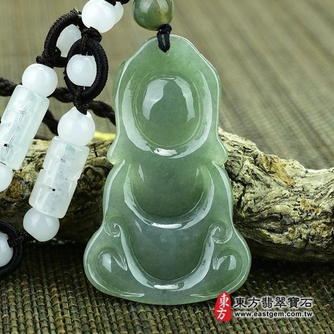 釋迦牟尼佛  背後照片 翡翠釋迦牟尼佛項鍊玉珮（佛祖：釋迦牟尼佛牌A貨翡翠釋迦牟尼佛玉珮、緬甸玉釋迦牟尼佛玉墜）。綠色細豆種釋迦牟尼佛，FD068。客製化訂做各種翡翠釋迦牟尼佛吊墜玉珮項鍊，★附A貨翡翠雙證書