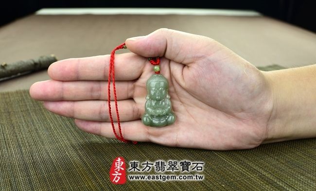 釋迦牟尼佛  大小示意照片 （已出售勿下標，可訂做）翡翠釋迦牟尼佛項鍊玉珮（佛祖：釋迦牟尼佛牌A貨翡翠釋迦牟尼佛玉珮、緬甸玉釋迦牟尼佛玉墜）。淡綠糯種油青釋迦牟尼佛，FD084。客製化訂做各種翡翠釋迦牟尼佛吊墜玉珮項鍊。★附A貨翡翠雙證書