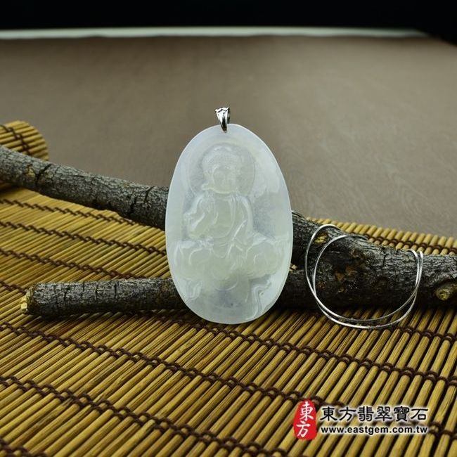 釋迦牟尼佛  情境照片 翡翠釋迦牟尼佛項鍊玉珮（佛祖：釋迦牟尼佛牌A貨翡翠釋迦牟尼佛玉珮、緬甸玉釋迦牟尼佛玉墜）。糯冰種釋迦牟尼佛，FD015。客製化訂做各種翡翠釋迦牟尼佛吊墜玉珮項鍊。★附A貨翡翠雙證書