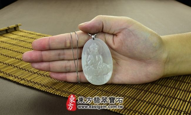 釋迦牟尼佛  大小示意照片 翡翠釋迦牟尼佛項鍊玉珮（佛祖：釋迦牟尼佛牌A貨翡翠釋迦牟尼佛玉珮、緬甸玉釋迦牟尼佛玉墜）。糯冰種釋迦牟尼佛，FD015。客製化訂做各種翡翠釋迦牟尼佛吊墜玉珮項鍊。★附A貨翡翠雙證書