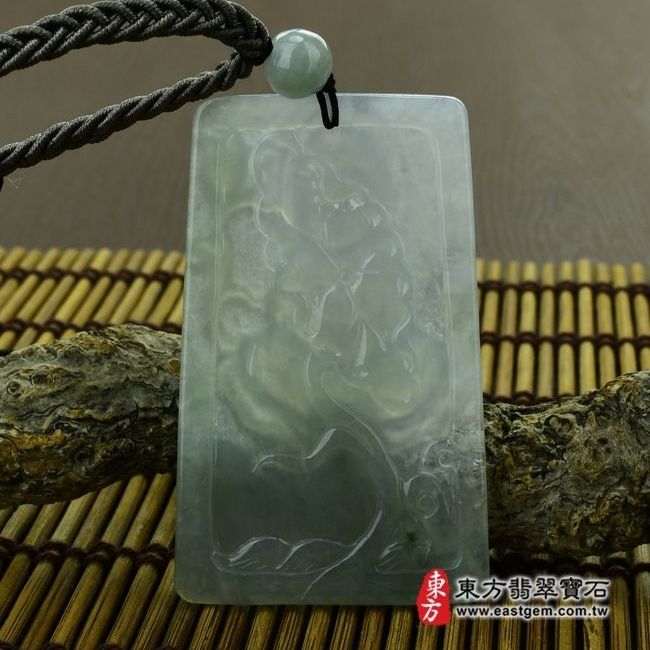 釋迦牟尼佛  背面照片 翡翠釋迦牟尼佛項鍊玉珮（佛祖：釋迦牟尼佛牌A貨翡翠釋迦牟尼佛玉珮、緬甸玉釋迦牟尼佛玉墜）。糯冰種釋迦牟尼佛，FD019。客製化訂做各種翡翠釋迦牟尼佛吊墜玉珮項鍊。★附A貨翡翠雙證書