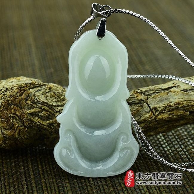 釋迦牟尼佛  背面照片 翡翠釋迦牟尼佛項鍊玉珮（佛祖：釋迦牟尼佛牌A貨翡翠釋迦牟尼佛玉珮、緬甸玉釋迦牟尼佛玉墜）。淡綠細糯種釋迦牟尼佛，FD075。客製化訂做各種翡翠釋迦牟尼佛吊墜玉珮項鍊。★附A貨翡翠雙證書