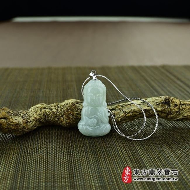 釋迦牟尼佛  情境照片 翡翠釋迦牟尼佛項鍊玉珮（佛祖：釋迦牟尼佛牌A貨翡翠釋迦牟尼佛玉珮、緬甸玉釋迦牟尼佛玉墜）。淡綠細糯種釋迦牟尼佛，FD075。客製化訂做各種翡翠釋迦牟尼佛吊墜玉珮項鍊。★附A貨翡翠雙證書