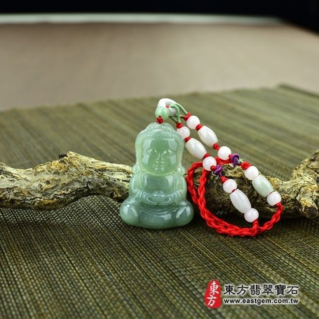 釋迦牟尼佛  情境照片 （已出售勿下標，可訂做）翡翠釋迦牟尼佛項鍊玉珮（佛祖：釋迦牟尼佛牌A貨翡翠釋迦牟尼佛玉珮、緬甸玉釋迦牟尼佛玉墜）。綠色細糯種釋迦牟尼佛，FD064。客製化訂做各種翡翠釋迦牟尼佛吊墜玉珮項鍊。★附A貨翡翠雙證書