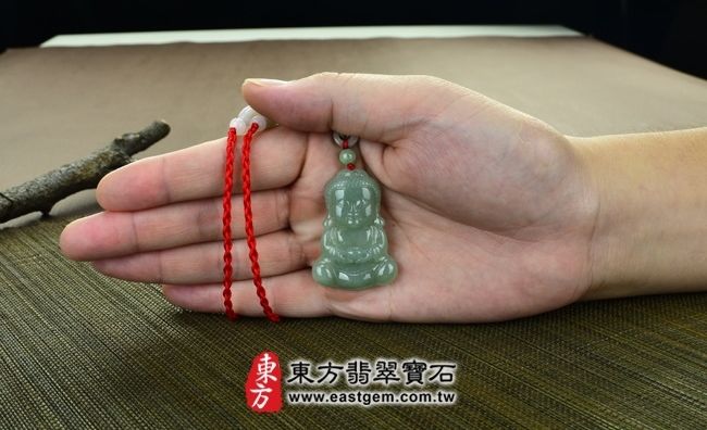 釋迦牟尼佛  大小示意照片 （已出售勿下標，可訂做）翡翠釋迦牟尼佛項鍊玉珮（佛祖：釋迦牟尼佛牌A貨翡翠釋迦牟尼佛玉珮、緬甸玉釋迦牟尼佛玉墜）。綠色細糯種釋迦牟尼佛，FD064。客製化訂做各種翡翠釋迦牟尼佛吊墜玉珮項鍊。★附A貨翡翠雙證書
