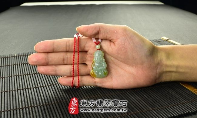 釋迦牟尼佛  大小示意照片 （已出售勿下標，可訂做）翡翠釋迦牟尼佛項鍊玉珮（佛祖：釋迦牟尼佛牌A貨翡翠釋迦牟尼佛玉珮、緬甸玉釋迦牟尼佛玉墜）。細豆種帶黃翡釋迦牟尼佛，FD011。客製化訂做各種翡翠釋迦牟尼佛吊墜玉珮項鍊。★附A貨翡翠雙證書