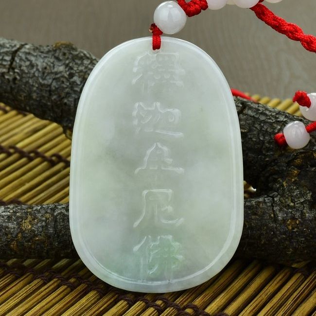 釋迦牟尼佛  背面照片 翡翠釋迦牟尼佛項鍊玉珮（佛祖：釋迦牟尼佛牌A貨翡翠釋迦牟尼佛玉珮、緬甸玉釋迦牟尼佛玉墜）。淡綠糯豆種釋迦牟尼佛，FD027。客製化訂做各種翡翠釋迦牟尼佛吊墜玉珮項鍊。★附A貨翡翠雙證書