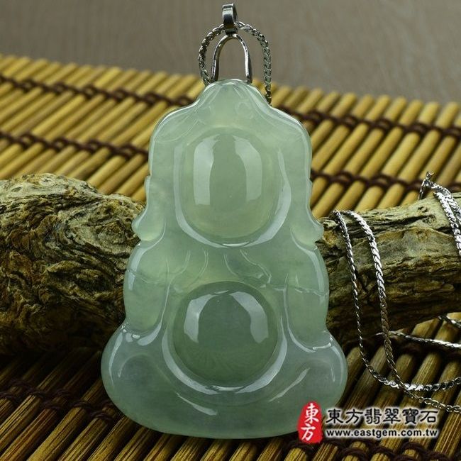 釋迦牟尼佛  背面照片（已出售勿下標，可訂做）翡翠釋迦牟尼佛項鍊玉珮（佛祖：釋迦牟尼佛牌A貨翡翠釋迦牟尼佛玉珮、緬甸玉釋迦牟尼佛玉墜）。淡綠細糯種釋迦牟尼佛，FD080。客製化訂做各種翡翠釋迦牟尼佛吊墜玉珮項鍊。★附A貨翡翠雙證書