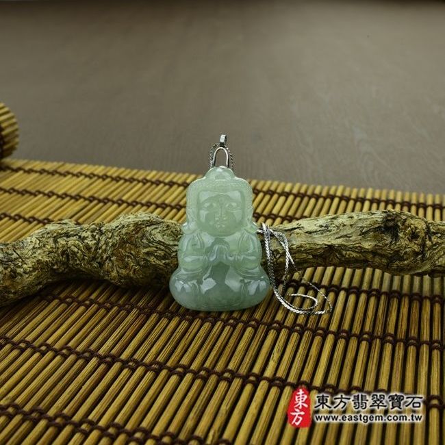 釋迦牟尼佛  情境照片 （已出售勿下標，可訂做）翡翠釋迦牟尼佛項鍊玉珮（佛祖：釋迦牟尼佛牌A貨翡翠釋迦牟尼佛玉珮、緬甸玉釋迦牟尼佛玉墜）。淡綠細糯種釋迦牟尼佛，FD080。客製化訂做各種翡翠釋迦牟尼佛吊墜玉珮項鍊。★附A貨翡翠雙證書