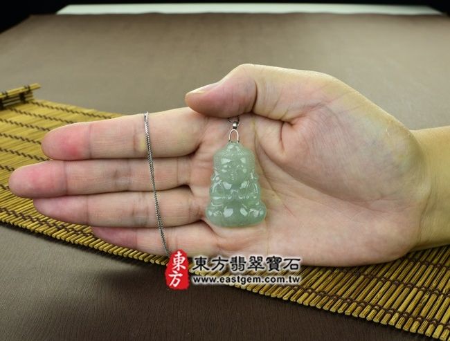 釋迦牟尼佛  大小示意照片  （已出售勿下標，可訂做）翡翠釋迦牟尼佛項鍊玉珮（佛祖：釋迦牟尼佛牌A貨翡翠釋迦牟尼佛玉珮、緬甸玉釋迦牟尼佛玉墜）。淡綠細糯種釋迦牟尼佛，FD080。客製化訂做各種翡翠釋迦牟尼佛吊墜玉珮項鍊。★附A貨翡翠雙證書