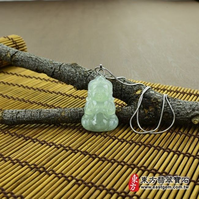 釋迦牟尼佛  情境照片 翡翠釋迦牟尼佛項鍊玉珮（佛祖：釋迦牟尼佛牌A貨翡翠釋迦牟尼佛玉珮、緬甸玉釋迦牟尼佛玉墜）。淡綠細糯種釋迦牟尼佛，FD081。客製化訂做各種翡翠釋迦牟尼佛吊墜玉珮項鍊。★附A貨翡翠雙證書