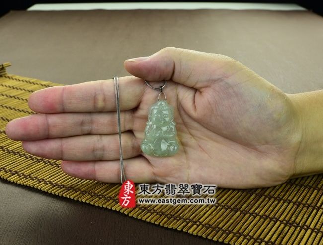 釋迦牟尼佛  大小示意照片 翡翠釋迦牟尼佛項鍊玉珮（佛祖：釋迦牟尼佛牌A貨翡翠釋迦牟尼佛玉珮、緬甸玉釋迦牟尼佛玉墜）。淡綠細糯種釋迦牟尼佛，FD081。客製化訂做各種翡翠釋迦牟尼佛吊墜玉珮項鍊。★附A貨翡翠雙證書