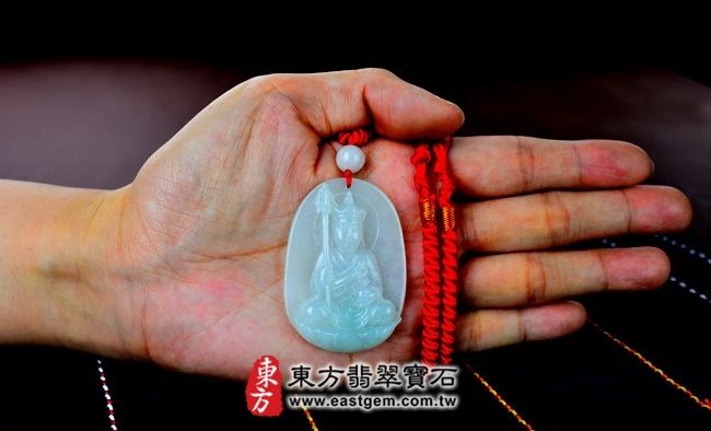 地藏王菩薩  實際大小示意照片 （已售出勿下標，可訂做）翡翠地藏王菩薩項鍊玉珮（地藏王菩薩：地藏王菩薩牌A貨翡翠地藏王菩薩玉珮、緬甸玉地藏王菩薩玉墜）。淺綠細糯種地藏王菩薩，DY003。客製化訂做各種翡翠地藏王菩薩吊墜玉珮項鍊。★附A貨翡翠雙證書 