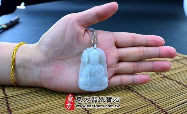 地藏王菩薩  實際大小示意照片 （已售出勿下標，可訂做）翡翠地藏王菩薩項鍊玉珮（地藏王菩薩：地藏王菩薩牌A貨翡翠地藏王菩薩玉珮、緬甸玉地藏王菩薩玉墜）。糯種帶淡綠色地藏王菩薩，DY002。客製化訂做各種翡翠地藏王菩薩吊墜玉珮項鍊。★附A貨翡翠雙證書 