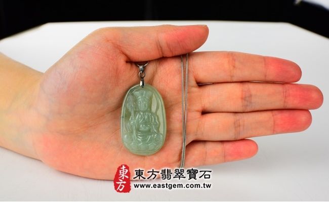 地藏王菩薩  實際大小示意照片 （已售出勿下標，可訂做）翡翠地藏王菩薩項鍊玉珮（地藏王菩薩：地藏王菩薩牌A貨翡翠地藏王菩薩玉珮、緬甸玉地藏王菩薩玉墜）。淺綠細糯種地藏王菩薩，DY004。客製化訂做各種翡翠地藏王菩薩吊墜玉珮項鍊。★附A貨翡翠雙證書 