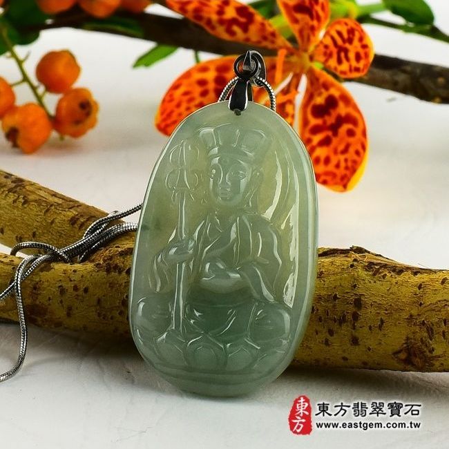 地藏王菩薩  右側照片（已售出勿下標，可訂做）翡翠地藏王菩薩項鍊玉珮（地藏王菩薩：地藏王菩薩牌A貨翡翠地藏王菩薩玉珮、緬甸玉地藏王菩薩玉墜）。淺綠細糯種地藏王菩薩，DY004。客製化訂做各種翡翠地藏王菩薩吊墜玉珮項鍊。★附A貨翡翠雙證書 