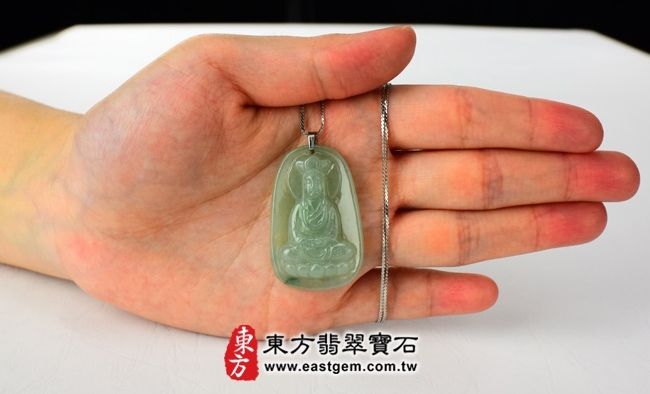 地藏王菩薩  大小示意照片 （已出售勿下標，可訂做）翡翠地藏王菩薩項鍊玉珮（地藏王菩薩：地藏王菩薩牌A貨翡翠地藏王菩薩玉珮、緬甸玉地藏王菩薩玉墜）。淺綠細糯種地藏王菩薩，DY006。客製化訂做各種翡翠地藏王菩薩吊墜玉珮項鍊。★附A貨翡翠雙證書