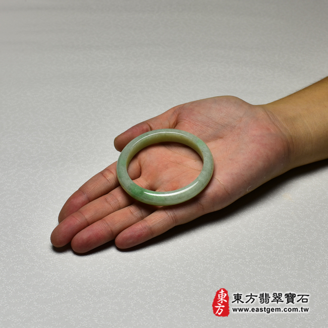 白底青A貨翡翠手鐲大小示意圖照片 白底青手鐲、白底青玉鐲、白底青翡翠手鐲、白底青翡翠玉鐲。（淺綠色玉鐲手鐲，些微透光，圓鐲17~17.5，WG058）。客製化訂做各種緬甸玉手鐲，緬甸玉鐲。★附A貨翡翠雙證書