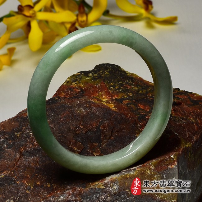 白底青A貨翡翠手鐲右側照片 白底青手鐲、白底青玉鐲、白底青翡翠手鐲、白底青翡翠玉鐲。（淺綠色玉鐲手鐲，些微透光，圓鐲17~17.5，WG058）。客製化訂做各種緬甸玉手鐲，緬甸玉鐲。★附A貨翡翠雙證書
