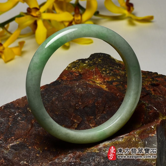白底青A貨翡翠手鐲右側照片 白底青手鐲、白底青玉鐲、白底青翡翠手鐲、白底青翡翠玉鐲。（淺綠色玉鐲手鐲，些微透光，圓鐲17~17.5，WG058）。客製化訂做各種緬甸玉手鐲，緬甸玉鐲。★附A貨翡翠雙證書