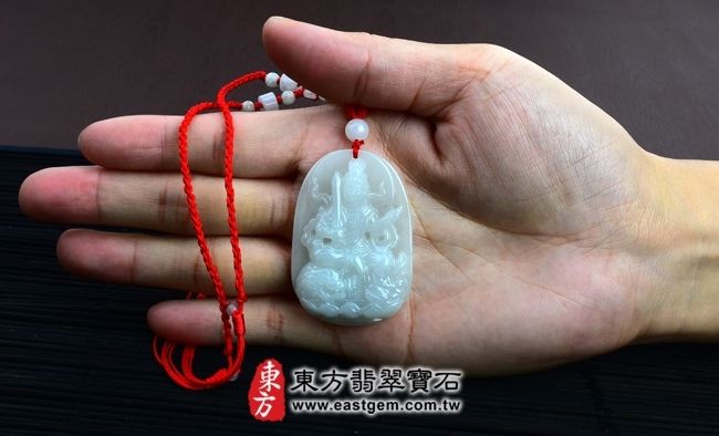 文殊菩薩  大小示意照片 （已售出勿下標，可訂做）翡翠文殊菩薩項鍊玉珮（文殊菩薩：文殊菩薩牌A貨翡翠文殊菩薩玉珮、緬甸玉文殊菩薩玉墜）。細糯豆種文殊菩薩，WS004。客製化訂做各種翡翠文殊菩薩吊墜玉珮項鍊。★附A貨翡翠雙證書
