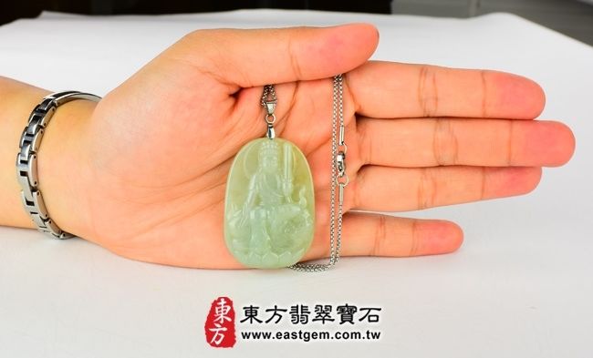 文殊菩薩  大小示意照片 （已出售勿下標，可訂做）翡翠文殊菩薩項鍊玉珮（文殊菩薩：文殊菩薩牌A貨翡翠文殊菩薩玉珮、緬甸玉文殊菩薩玉墜）。淡綠細糯豆種文殊菩薩，WS006。客製化訂做各種翡翠文殊菩薩吊墜玉珮項鍊。★附A貨翡翠雙證書  