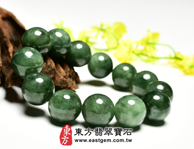 油青種翡翠珠串手環左側照片 油青種翡翠手鍊，油青種緬甸玉手鍊（油青種珠子、深綠色，珠徑約16.5mm，OOG003）。客製化設計各種翡翠珠串、翡翠珠子、緬甸玉手鍊、緬甸玉珠串、緬甸玉珠子、緬甸玉手珠。★附A貨翡翠雙證書