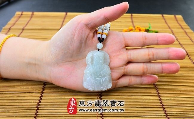 土地公福德正神  大小示意照片 翡翠土地公項鍊玉珮（福德正神：土地公牌A貨翡翠土地公玉珮、緬甸玉土地公玉墜）。細糯種土地公，TD014。客製化訂做各種翡翠土地公吊墜玉珮項鍊。★附A貨翡翠雙證書