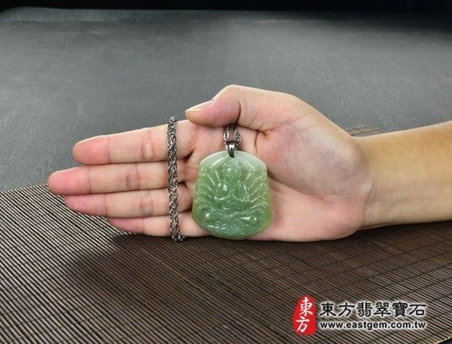 千手觀音  實際大小示意照片 （已售出勿下標，可訂做）翡翠千手觀音項鍊玉珮（千手觀音：千手觀音牌A貨翡翠千手觀音玉珮、緬甸玉千手觀音玉墜）。深淺綠油青種千手觀音，LH014。客製化訂做各種翡翠千手觀音吊墜玉珮項鍊，★附A貨翡翠雙證書