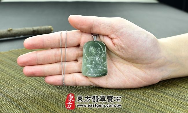 千手觀音  大小示意照片 （已出售勿下標，可訂做）翡翠千手觀音項鍊玉珮（千手觀音：千手觀音牌A貨翡翠千手觀音玉珮、緬甸玉千手觀音玉墜）。深淺綠細豆種千手觀音，LH006。客製化訂做各種翡翠千手觀音吊墜玉珮項鍊。★附A貨翡翠雙證書 
