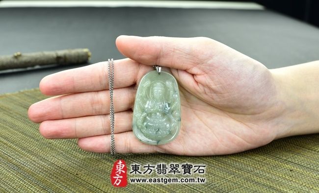 千手觀音  實際大小示意照片 （已售出勿下標，可訂做）翡翠千手觀音項鍊玉珮（千手觀音：千手觀音牌A貨翡翠千手觀音玉珮、緬甸玉千手觀音玉墜）。細糯種飄花千手觀音，LH002。客製化訂做各種翡翠千手觀音吊墜玉珮項鍊。★附A貨翡翠雙證書 