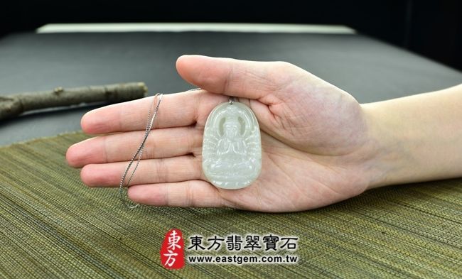 千手觀音  實際大小示意照片 （已售出勿下標，可訂做）翡翠千手觀音項鍊玉珮（千手觀音：千手觀音牌A貨翡翠千手觀音玉珮、緬甸玉千手觀音玉墜）。淡綠細豆種千手觀音，LH004。客製化訂做各種翡翠千手觀音吊墜玉珮項鍊。★附A貨翡翠雙證書
